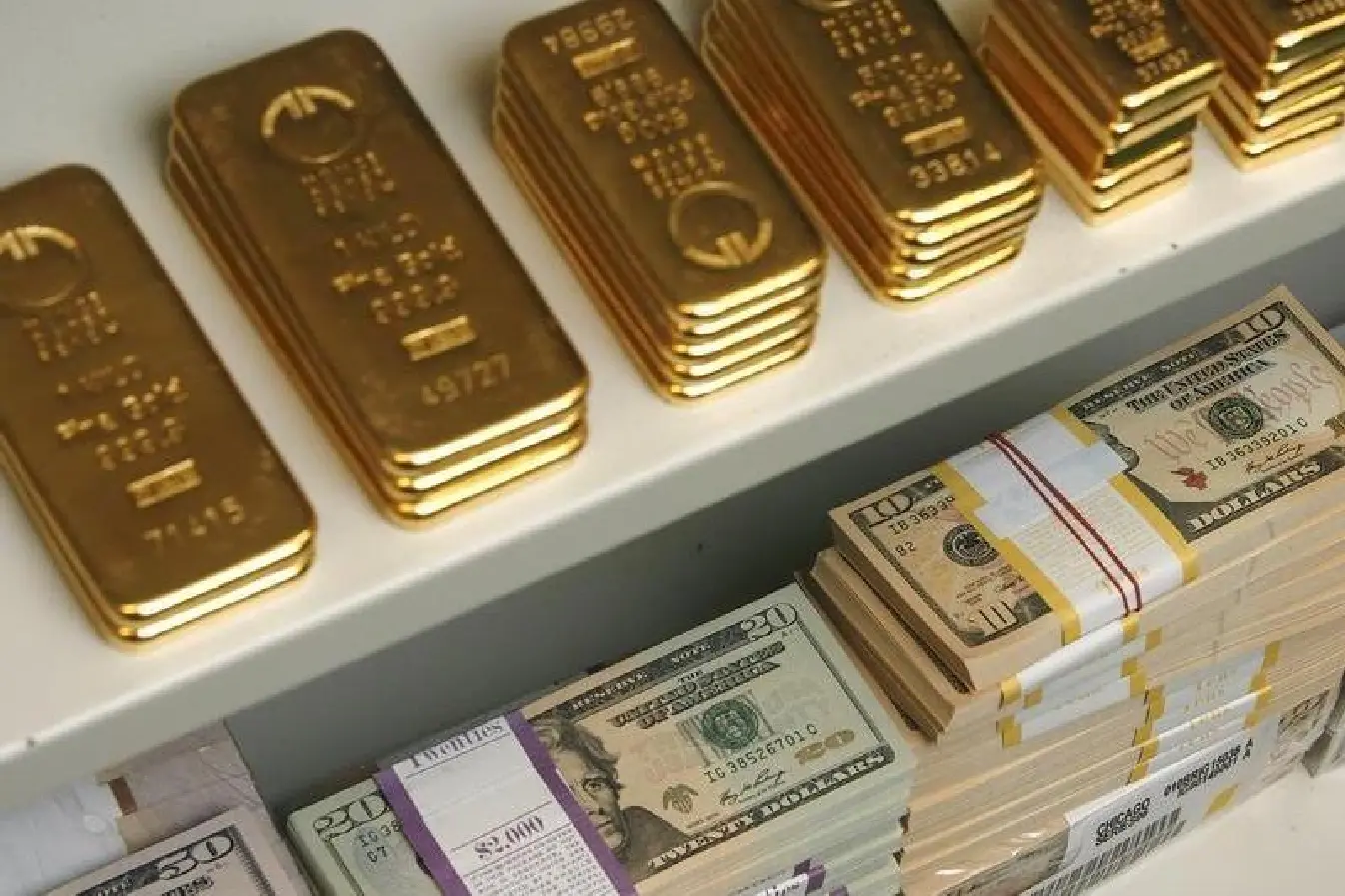 Gold scales 2-week peak as dollar
